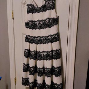 Jolibel black and white sleeveless dress. Zipper in the back,